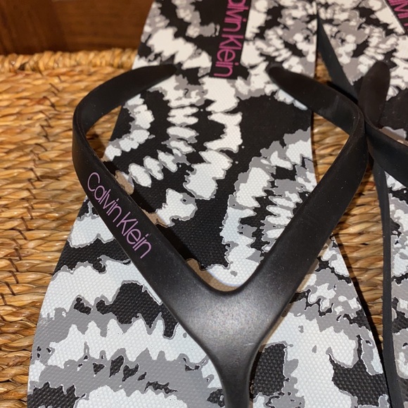 Calvin Klein Sarmine Sandal Black/Pink Logo - Picture 7 of 10